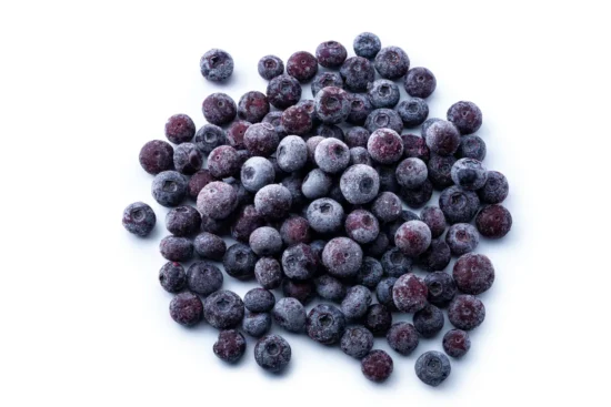 Fresh frozen blueberries with frost coating, ideal for wholesale food suppliers, manufacturers, and commercial foodservice distribution.